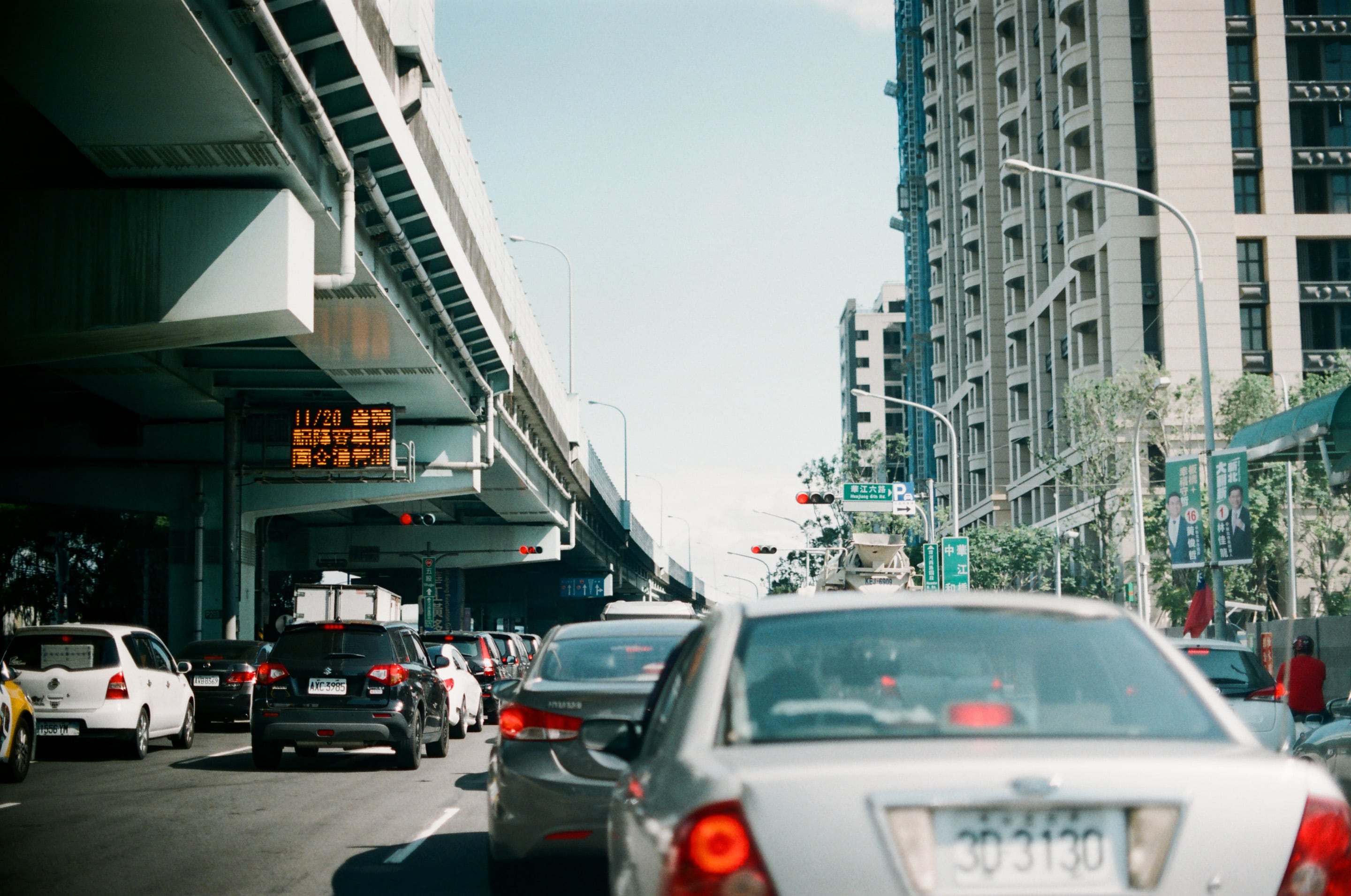 EP33 街道日常｜Olympus OM-30 + 美版 Fujifilm Superia X-Tra 400 彩色底片