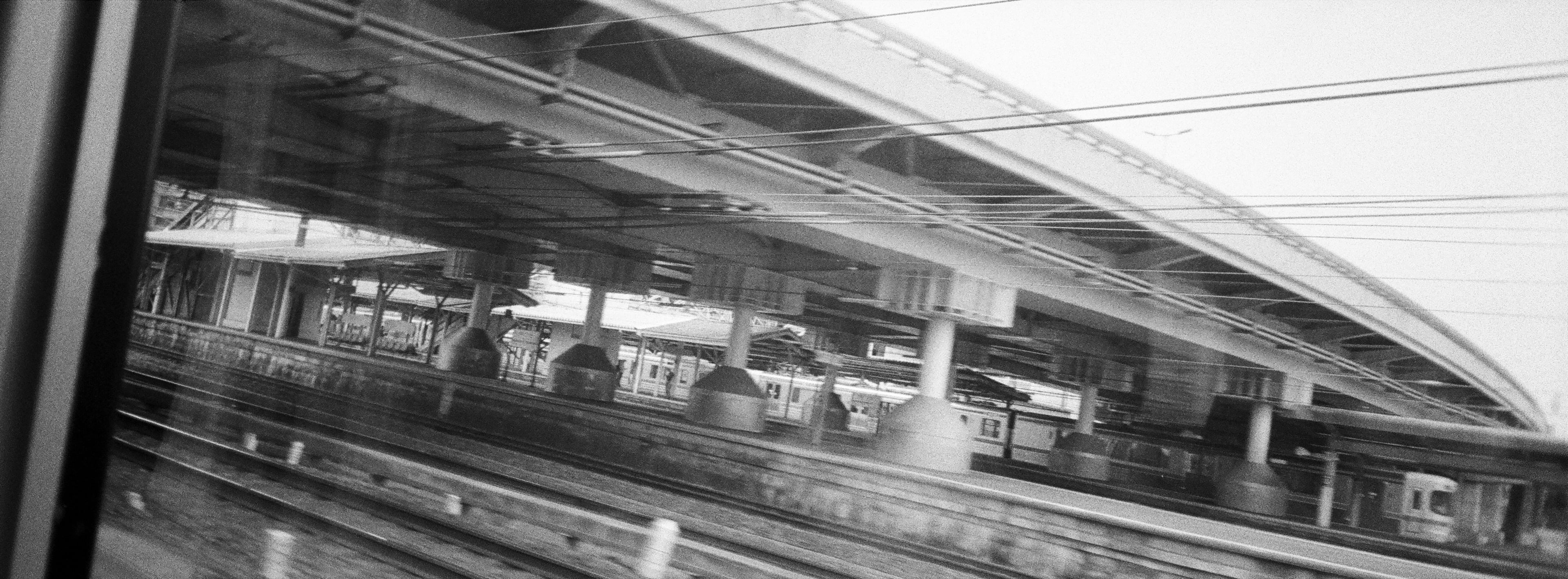 EP101 黑白、寬景、地鐵｜Minolta P's + Ilford HP5 Plus 400 黑白底片