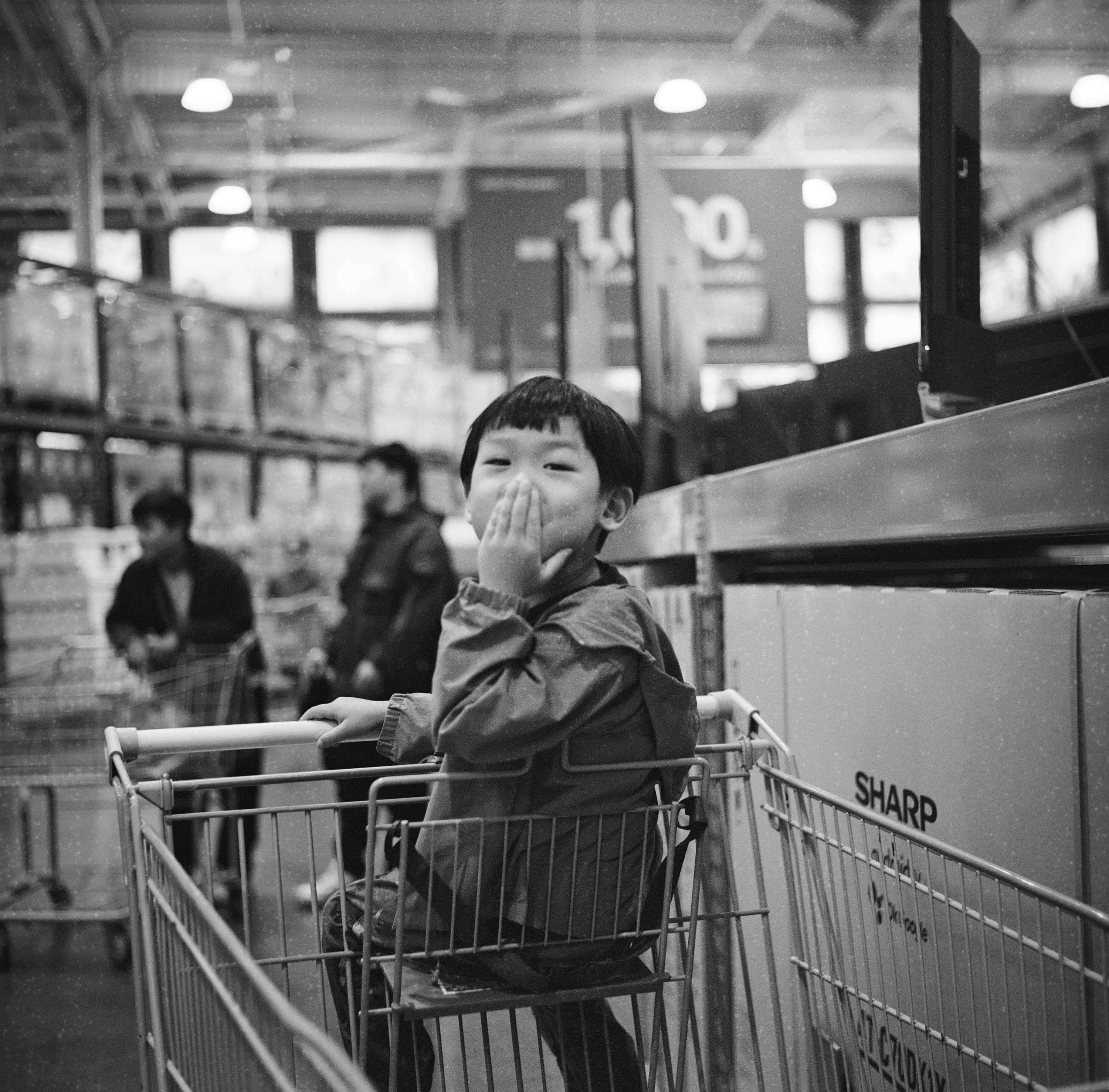 EP104 一家人的生活｜Olympus Flex A 3.5 II + Ilford XP2 Super 400 黑白過期底片