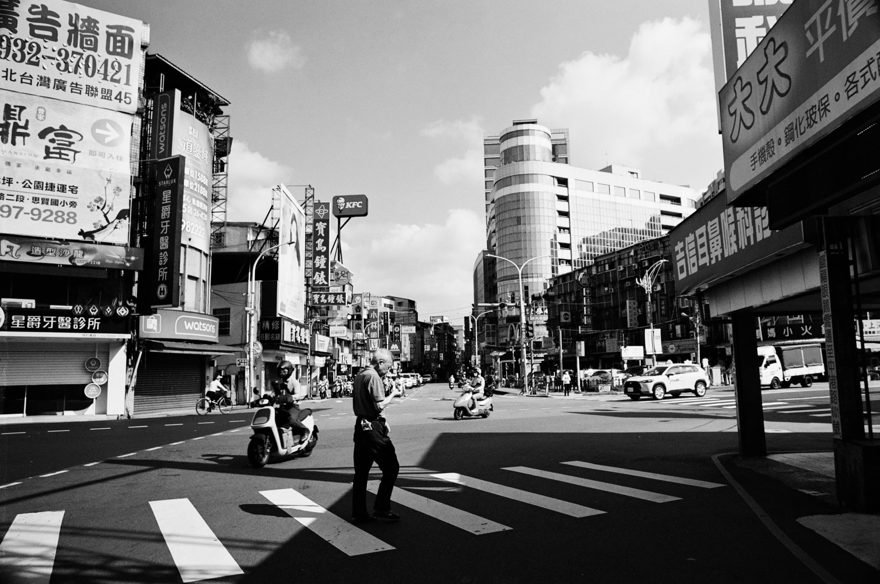 EP112 以生活書寫｜Olympus OM-30 + Ilford XP2 Super 400 黑白底片