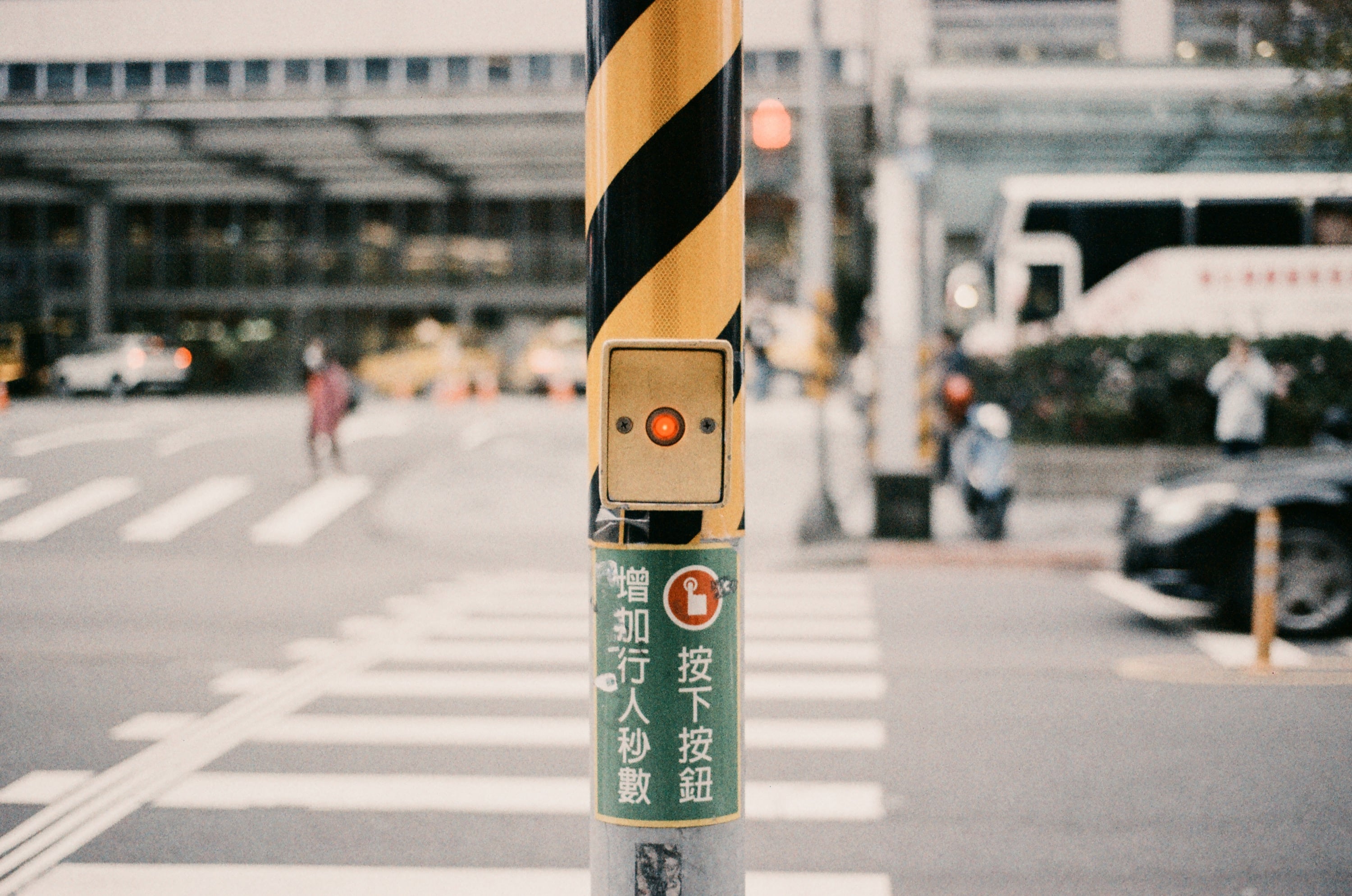 EP174 寫書的方向｜Olympus OM-4 Ti + ORWO NC400 135 彩色底片