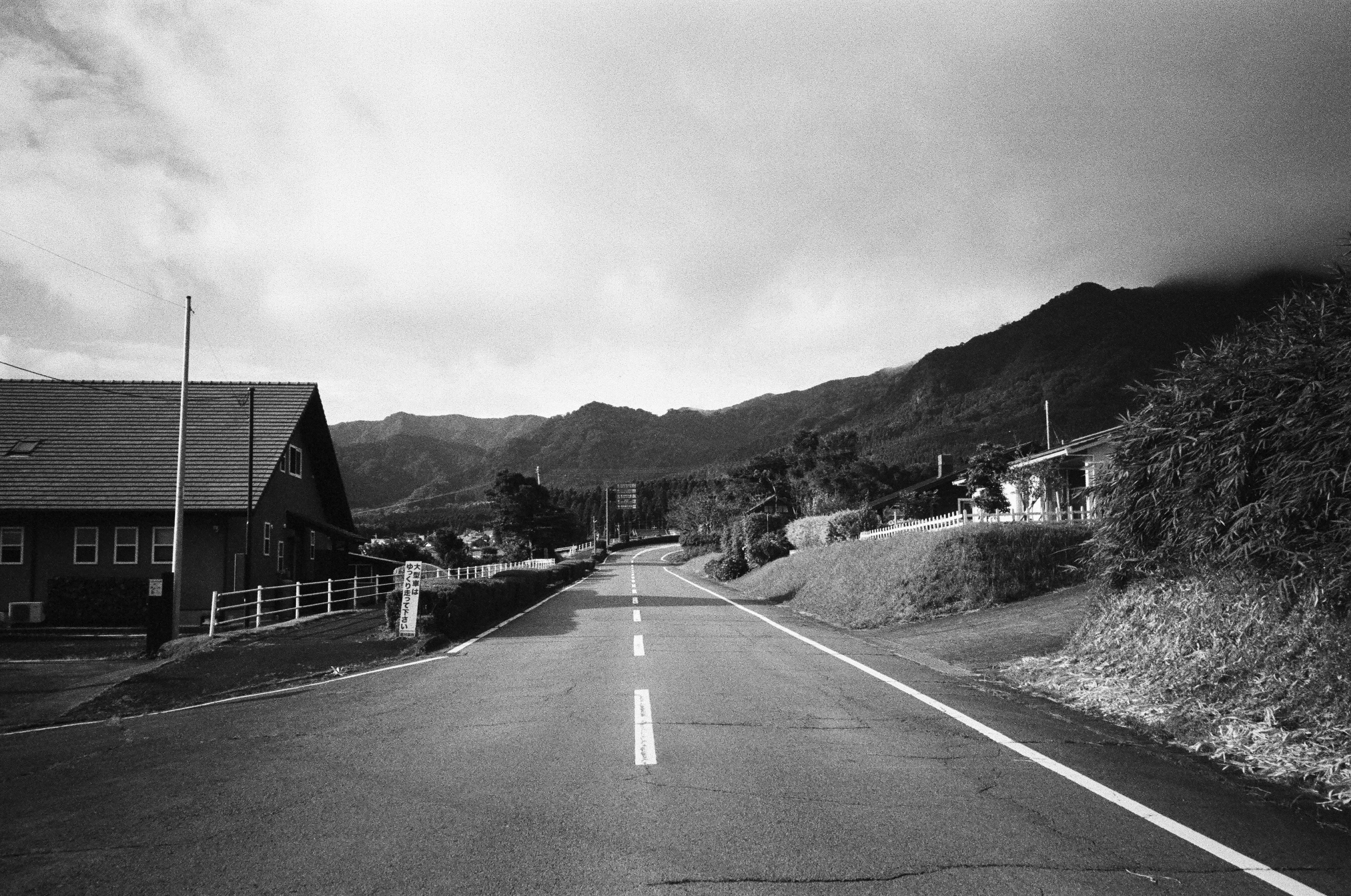 EP213 南阿蘇村的晨跑｜Olympus XA2 35mm f3.5 與 Kodak Eastman Double-X 5222 135 黑白電影底片